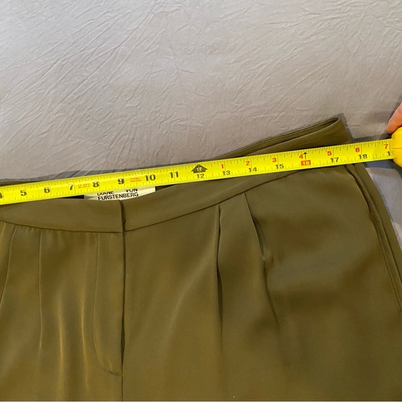 Diane Von Furstenberg. Silk olive green trousers. - Picture 7 of 11